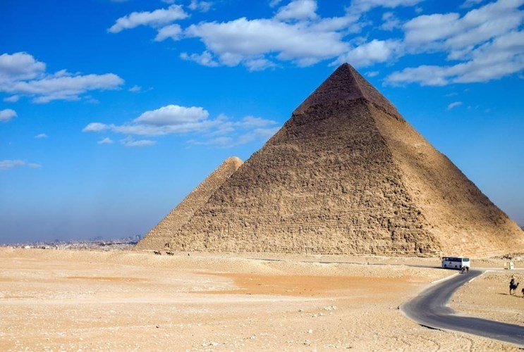  Đại kim tự tháp Giza nằm trên cao nguyên Giza ở Ai Cập trở thành địa điểm khảo cổ nổi tiếng thế giới thu hút hàng triệu du khách mỗi năm. Công trình kỳ vĩ này ẩn chứa nhiều bí mật khiến giới học giả tìm kiếm lời giải suốt nhiều thập kỷ qua.