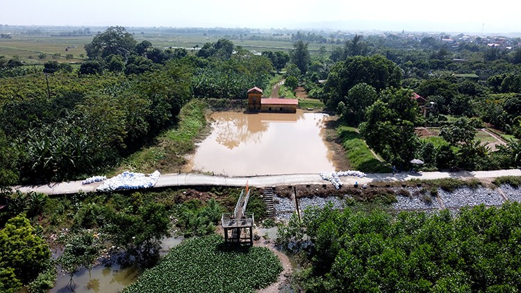 Đường đê Đáy đoạn trạm bơm xã Xúy Xá (Mỹ Đức, Hà Nội) bị  sụt lún, đứt gãy do ảnh hưởng của mưa bão vừa qua khi nước sông Đáy dâng cao.