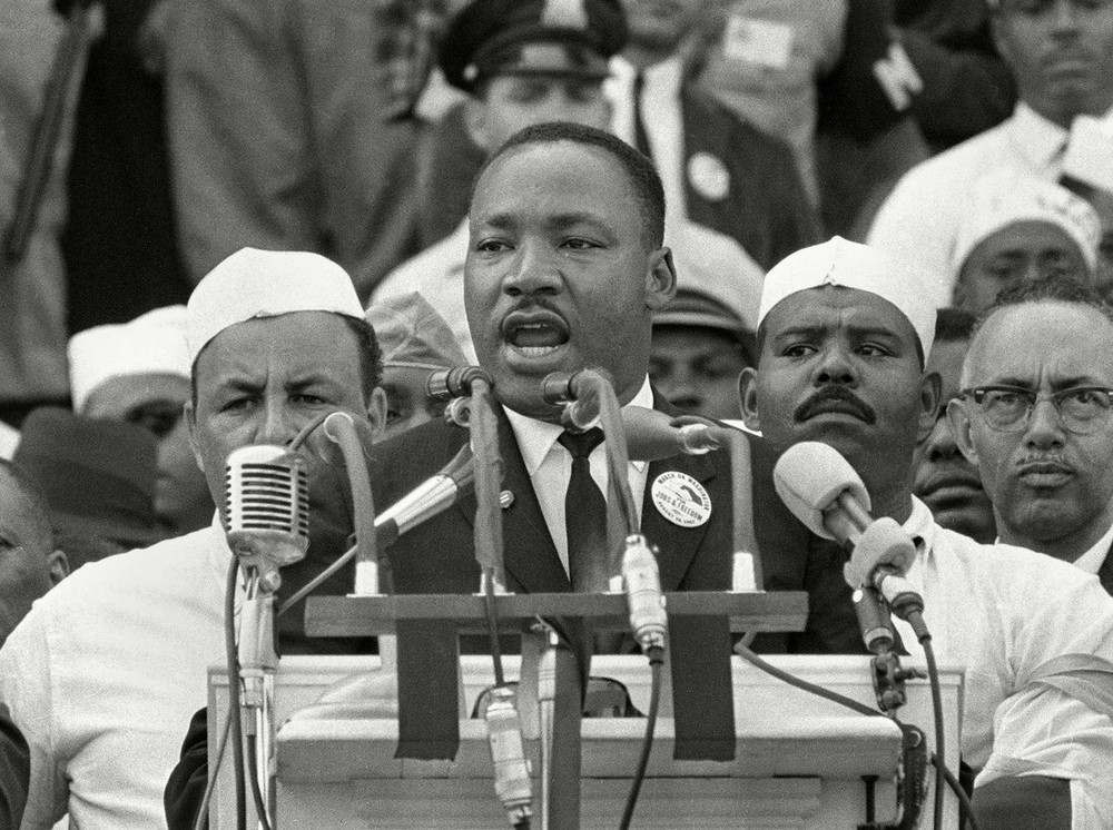  Martin Luther King Jr. là mục sư nổi tiếng thế giới và là nhà hoạt động nhân quyền chống phân biệt chủng tộc được nhiều người biết đến. Ông tích cực tham gia các hoạt động nhân quyền ở Mỹ và trở thành một trong những nhân vật có ảnh hưởng nhất tại Mỹ trong lịch sử hiện đại.