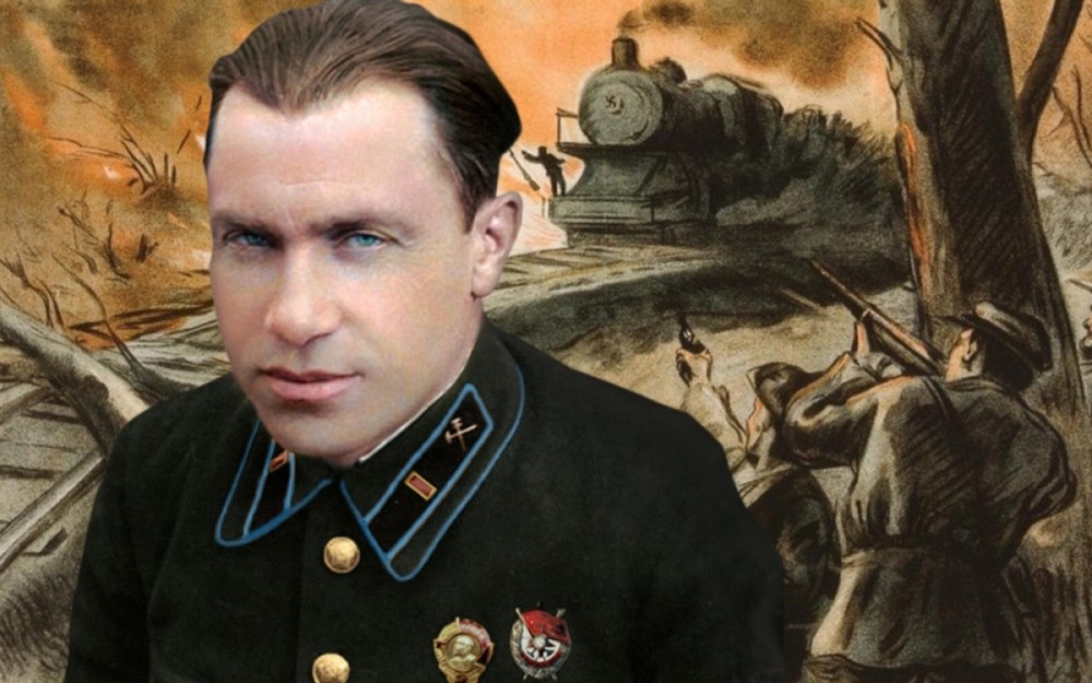 Ilya Starinov là một  người lính Liên Xô nổi tiếng trong Thế chiến 2. Ông khiến trùm phát xít Hitler "tức điên". Thậm chí, nhà độc tài Đức quốc xã còn treo thưởng 200.000 Reichsmark cho người nào bắt được hay giết được Starinov.