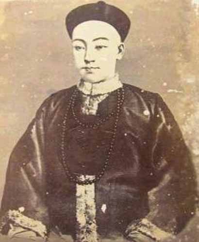  Hoàng đế Quang Tự (1871 - 1908) là vị vua thứ 11 của nhà Thanh trong lịch sử phong kiến ở Trung Quốc. Ông trị vì đất nước trong 34 năm nhưng không nắm thực quyền do Từ Hy Thái Hậu có ảnh hưởng quá lớn trong triều đình.