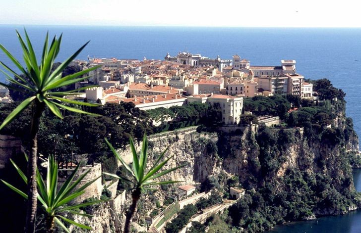 Công quốc Monaco nằm bên bờ biển Riviera chỉ rộng 2 km2. Theo đó, đây là quốc gia có diện tích nhỏ thứ hai thế giới sau Vatican. Mặc dù chỉ có hơn 38.000 dân nhưng Monaco có tới hơn 12.200 triệu phú. Vỉ vậy, nơi đây còn được gọi là thiên đường của triệu phú và người nổi tiếng.