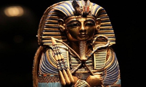 Năm 1922,  lăng mộ Tutankhamun được nhóm của nhà khảo cổ học Anh Howard Carter tìm thấy trong Thung lũng các vị vua. Kể từ đây, các chuyên gia tiến hành cuộc khai quật lăng mộ nguyên vẹn này. Theo đó, các chuyên gia tìm thấy xác ướp pharaoh Ai Cập Tutankhamun được tùy táng cùng với hàng ngàn món đồ giá trị.