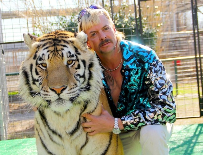 " Vua hổ" Joseph Maldonado-Passage có biệt danh là Joe Exotic là một nhân vật khét tiếng trong lịch sử nước Mỹ. Sinh năm 1963 tại Kansas, Joseph là con trai thứ 3 trong một gia đình 5 con.