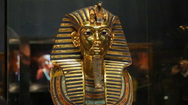 Vì sao mặt nạ vàng vô giá của Tutankhamun bất ngờ... rụng râu? 