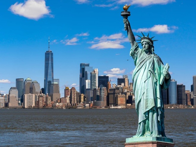 Được đặt trên đảo Liberty tại cảng New York, Mỹ,  tượng Nữ thần Tự do là tác phẩm điêu khắc bằng đồng của kiến trúc sư người Pháp Frédéric Auguste Bartholdi.