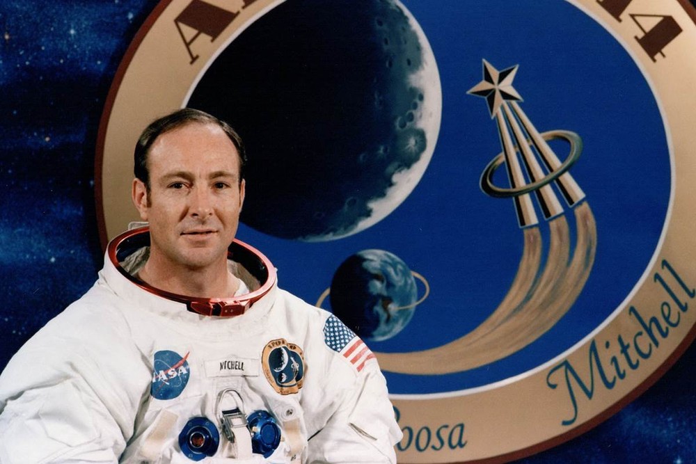 Edgar Mitchell là cựu phi hành gia Mỹ từng làm việc cho Cơ quan hàng không vũ trụ Mỹ (NASA). Ông từng làm nhiệm vụ trên tàu Apollo 14 với sứ mệnh thám hiểm Mặt trăng. Ông gây xôn xao dư luận khi tuyên bố  UFO rơi ở Roswell vào năm 1947 là thật.