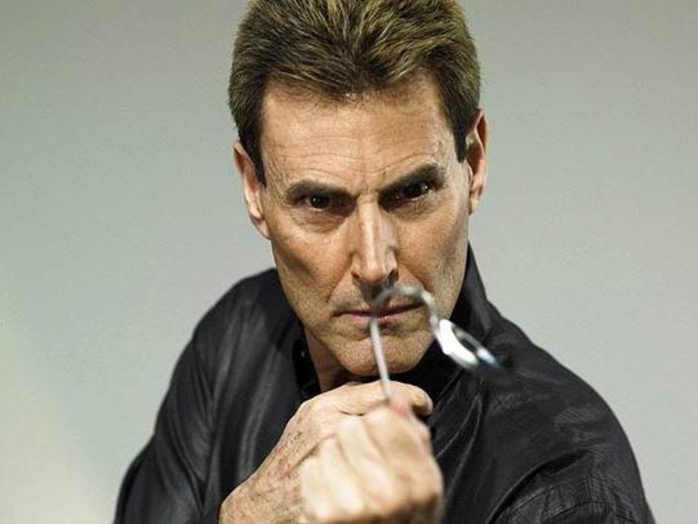 Uri Geller được biết đến là nhà ngoại cảm nổi tiếng thế giới. Trong thời gian qua, ông đã gây ấn tượng mạnh với công chúng với khả năng bẻ cong thìa, iPhone 6, làm chệch kim la bàn chỉ bằng ý nghĩ. Ông tin rằng, sức mạnh của bản thân được  người ngoài hành tinh trao cho.