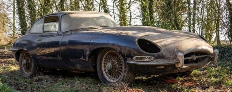 Trong cuộc đấu giá tại Bảo tàng Chiến tranh Hoàng gia, Duxford, chiếc Jaguar E-Type bị rỉ sét được bán với giá 41.000 bảng Anh (hơn 1,2 tỷ đồng). Người chủ không ngờ  ô tô cũ kỹ tưởng chừng chỉ là đống sắt vụn nằm trong nhà kho suốt nhiều năm ở một thị trấn của Anh bán được giá cao như vậy.