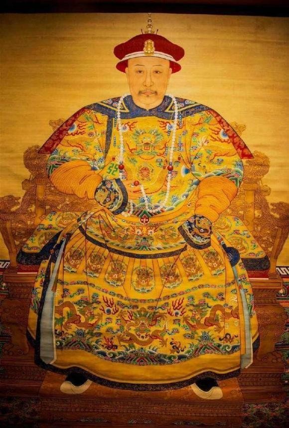  Hoàng đế Ung Chính (1677 - 1735) là con trai thứ 4 của vua Khang Hy. Vào năm 1772, vua Khang Hy băng hà và Ung Chính đăng cơ lên ngôi hoàng đế.