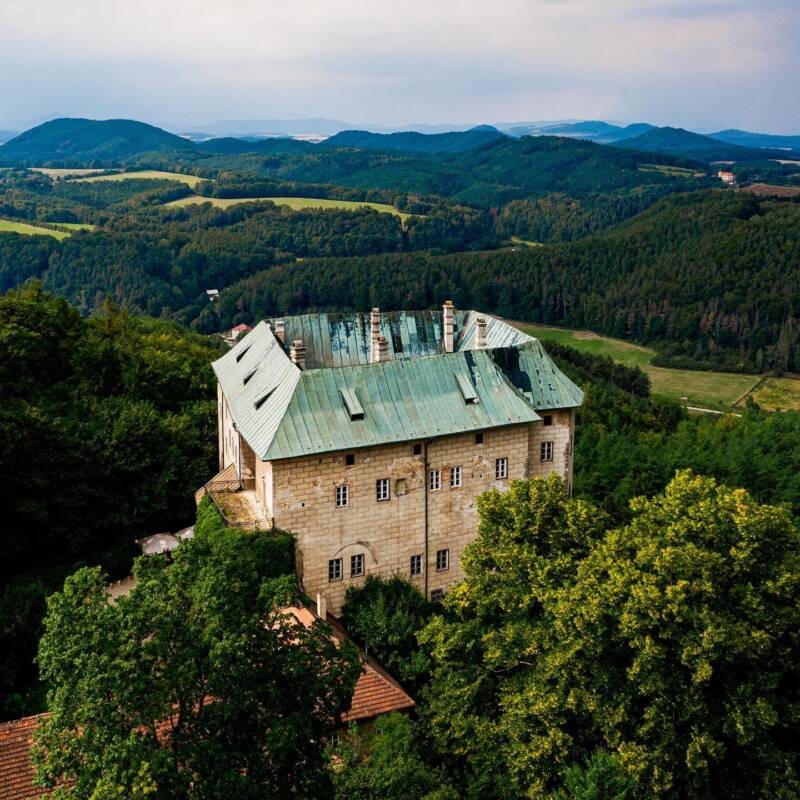 Lâu đài Houska nằm cách thủ đô Prague, Cộng hòa Czech. Đây là một trong những điểm đến nổi tiếng thế giới không chỉ bởi kiến trúc độc đáo mà còn gắn liền với câu chuyện liên quan đến " cổng địa ngục".