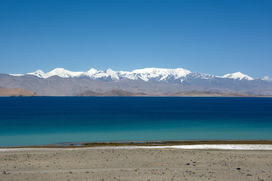 Hồ Karakul hay còn gọi "hồ Đen" nằm trên dãy núi Pamir và thuộc Công viên Quốc gia Tajik của Tajikistan. Theo các chuyên gia,  hồ nước này nằm trong lưu vực kín ở độ cao 3.900 mét so với mực nước biển.