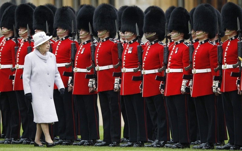 Khi ghé thăm cung điện Buckingham ở thủ đô London, Anh, nhiều du khách ấn tượng khi nhìn thấy lực lượng  vệ binh hoàng gia Anh làm nhiệm vụ canh gác, tuần tra nơi ở của Nữ hoàng Anh.