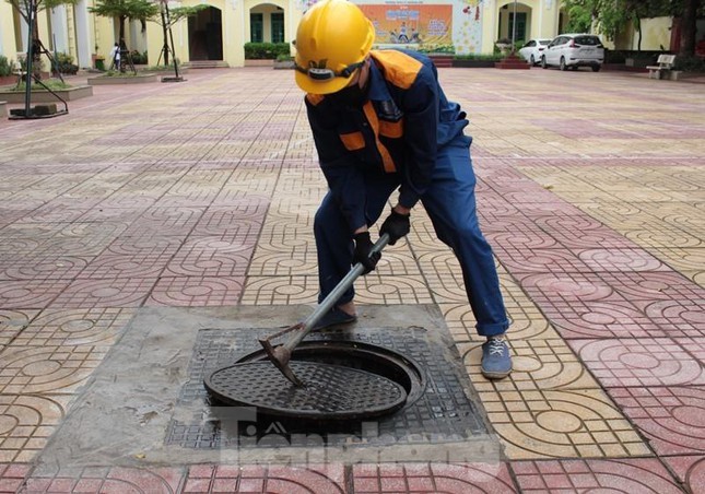  Hầm chống ngập nằm âm dưới sân trường THCS Lý Thường Kiệt, quận Hoàn Kiếm, Hà Nội. Ngày 6/6, nhân viên vận hành hầm đã khơi, mở nắp hầm chính để PV Tiền Phong ghi nhận.