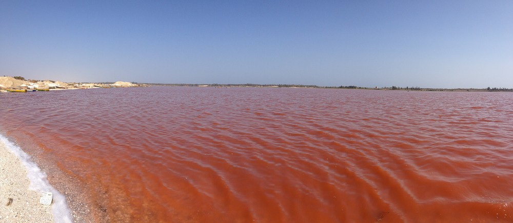 Với diện tích rộng 3 km2, hồ Retba ở Senegal nổi bật với màu nước giống vết máu loang. Vào năm 2005,  hồ nước này được Tổ chức Giáo dục, Khoa học và Văn hóa Liên Hiệp Quốc (UNESCO) công nhận là di sản thế giới.