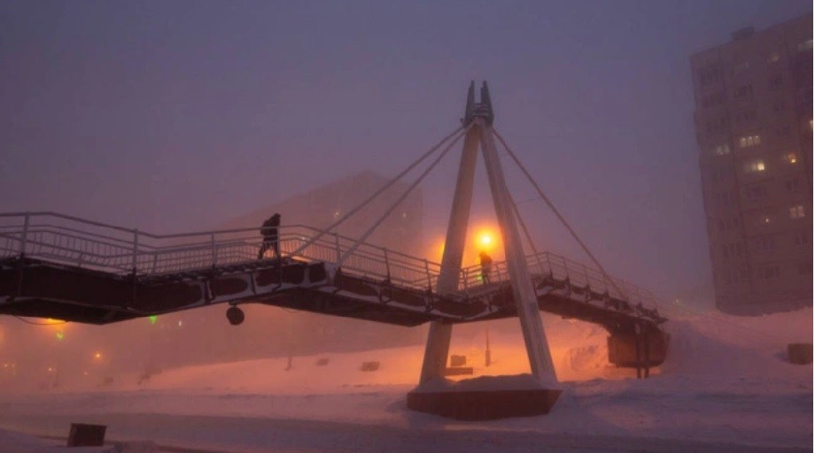 Nằm phía trên Vòng Bắc Cực (phía Đông sông Yenisei và phía Nam bán đảo Taymyr), thuộc chủ thể Krasnoyarsk Krai, Norilsk là một trong những  thành phố của Liên Xô không có tên trong mọi tấm bản đồ được lưu hành trên thế giới. trong suốt nhiều thập kỷ, công chúng không biết đến sự tồn tại của thành phố Norilsk.