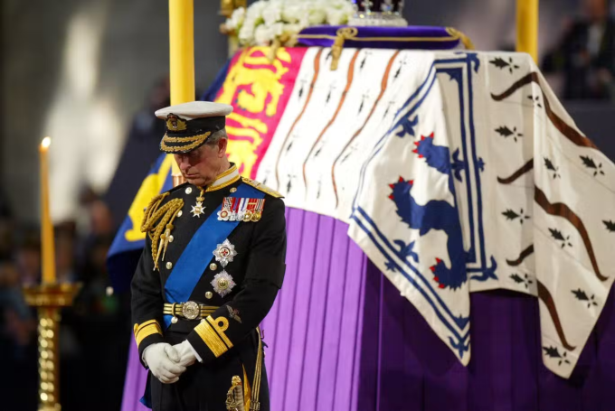 Linh cữu  Nữ hoàng Elizabeth II được làm bằng gỗ sồi và phủ cờ Royal Standard Scotland với vòng hoa bên trên được rước từ lâu đài Balmoral đến Cung điện Holyroodhouse ở Edinburgh - nơi ở chính thức của quốc vương Anh ở Scotland vào ngày 11/9.