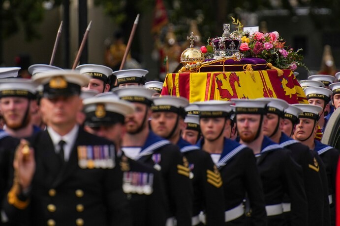 Tham dự lễ quốc tang chính thức của  Nữ hoàng Anh Elizabeth II tổ chức tại Tu viện Westminster, thủ đô London Anh là 2.000 quan chức cấp cao của các nước, vùng lãnh thổ và các khách mời, thành viên hoàng tộc của nhiều nước như: Tổng thống Mỹ Joe Biden, Tổng thống Pháp Emmanuel Macron, Tổng thống Đức Frank-Walter Steinmeier, Thủ tướng Canada Justin Trudeau, Thủ tướng Australia Anthony Albanese ,Thủ tướng New Zealand Jacinda Ardern...