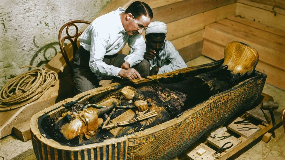 Vào ngày 4/11/1922, lăng mộ của  pharaoh Ai Cập Tutankhamun được nhóm của nhà khảo cổ Howard Carter phát hiện tại Thung lũng các vị vua. Lăng mộ còn nguyên dấu niêm phong cho thấy trong suốt hàng ngàn năm qua, nơi an nghỉ của Tutankhamun chưa từng bị những kẻ trộm mộ xâm phạm.