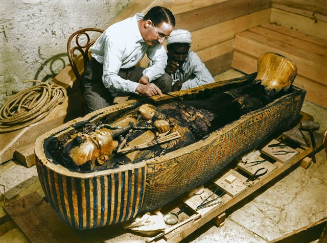 Năm 1922, nhóm khảo cổ của Howard Carter phát hiện  lăng mộ của pharaoh Tutankhamun ở Thung lũng các vị vua, Ai Cập. Họ kiểm tra và phát hiện lăng mộ còn nguyên dấu niêm phong. Điều này cho thấy mộ cổ của nhà vua Ai Cập này chưa từng bị mộ tặc đào bới.