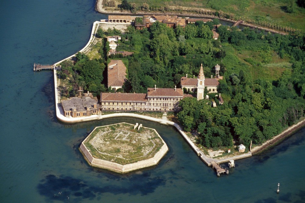 Poveglia là một  hòn đảo nhỏ nằm giữa Venice và Lido, tại phá nước Venetian, miền bắc Italy. Ngày nay, hòn đảo này bị bỏ hoang, không có người sinh sống. Khi tìm hiểu về nơi đây, nhiều người không khỏi rùng mình sợ hãi bởi quá khứ "đen tối" hãi hùng.