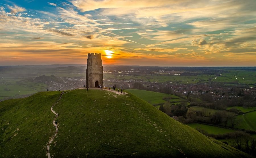 Đồi Glastonbury Tor ở Somerset, Anh được một số người tin rằng là  cánh cổng dẫn tới thế giới khác. Theo một số truyền thuyết, vùng đất này gắn liền với nhà vua Arthur nổi tiếng lịch sử.