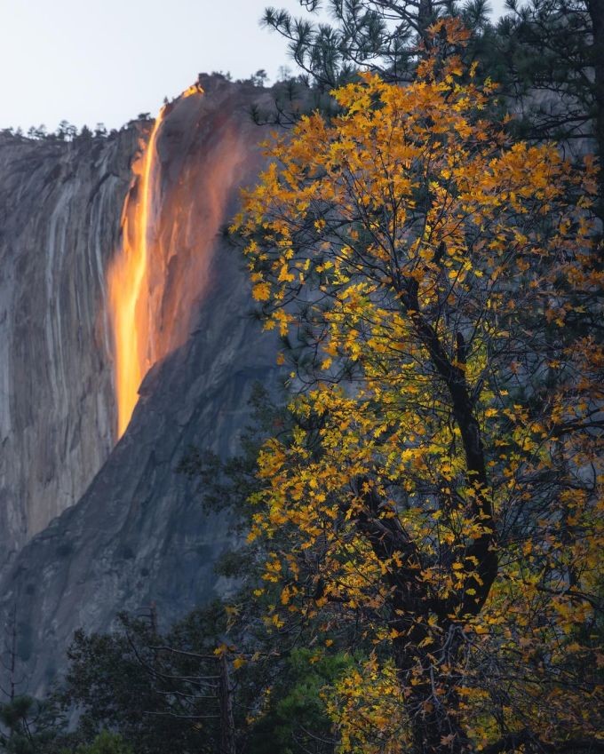 Khi ghé thăm Công viên quốc gia Yosemite, bang California, Mỹ vào tháng 2 hàng năm, du khách sẽ tận mắt chứng kiến  hiện tượng "thác lửa" kỳ thú.