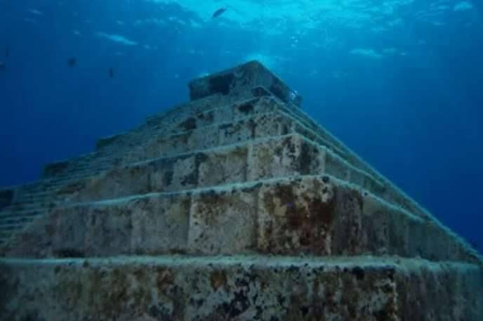 Quần thể kiến trúc Yonaguni được phát hiện năm 1985, ở ngoài khơi quần đảo Ryukyu, Nhật Bản. Đây là một trong những  kiến trúc bí ẩn nhất thế giới. Theo các chuyên gia, quần thể kiến trúc dưới nước bao gồm các bậc thang đá và kim tự tháp.