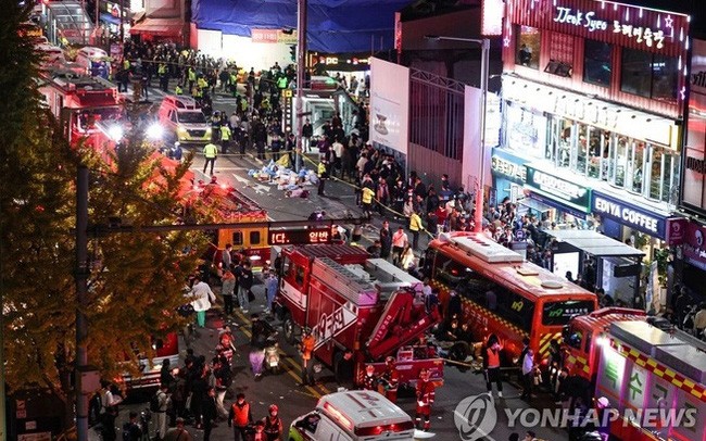 Vào tối ngày 29/10 vừa qua, hàng ngàn người đã đổ về khu  phố Itaewon ở Seoul, Hàn Quốc để tham gia lễ hội Halloween. Theo đó, thảm kịch giẫm đạp xảy ra khiến ít nhất 154 người thiệt mạng và hơn 100 người khác bị thương.