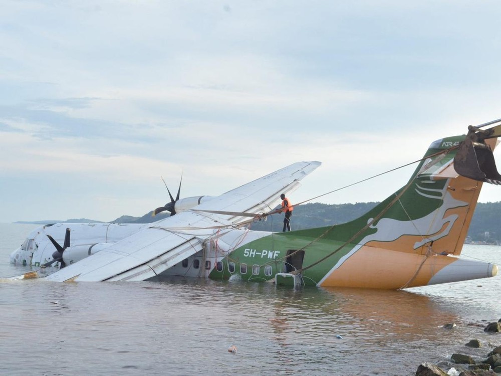 Vào ngày 6/1 vừa qua, một máy bay chở 43 người đã lao xuống hồ Victoria ở Tanzania do thời tiết xấu không lâu trước khi hạ cánh xuống thành phố Bukoba. Theo Precision Air - hãng hàng không tư nhân lớn nhất Tanzania, 24 trên 43 người có mặt trên chuyến bay sống sót. Trong số 19 người thiệt mạng khi  máy bay lao xuống hồ Victoria có 2 phi công.