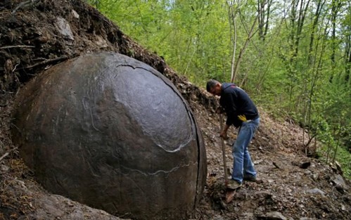 Vào tháng 3/2016, nhà khảo cổ học người Bosnia Sam Osmanagich bất ngờ phát hiện một  khối cầu khổng lồ trong khu rừng Podubravlje.