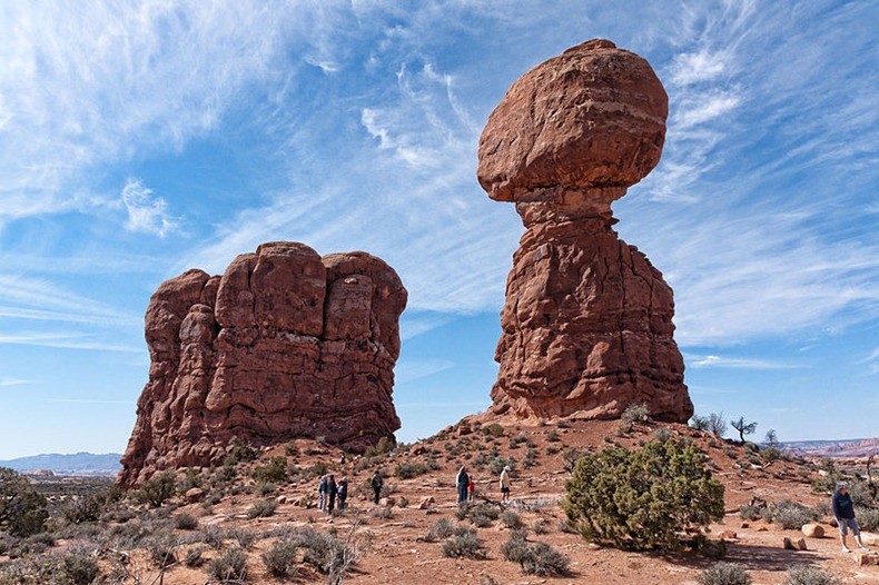 Balanced Rock ở Vườn quốc gia Arches, bang Utah, Mỹ là một trong những  tảng đá chênh vênh nổi tiếng nhất thế giới. Toàn bộ khối đá cao khoảng 39m và nằm ngang bên trên cao 16,75m. Tảng đá lớn nằm trên đỉnh có kích thước bằng 3 chiếc xe bus chở học sinh.