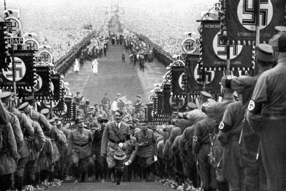 Vào năm 1933,  trùm phát xít Hitler trở thành Thủ tướng Đức. Một năm sau đó, y trở thành Quốc trưởng. Từ đây, Hitler trở thành người đàn ông quyền lực nhất nước Đức. Với tham vong chinh phục thế giới, đưa nước Đức trở về thời kỳ huy hoàng như trước khi Thế chiến 1 nổ ra, Hitler tập trung xây dựng sức mạnh quân sự.