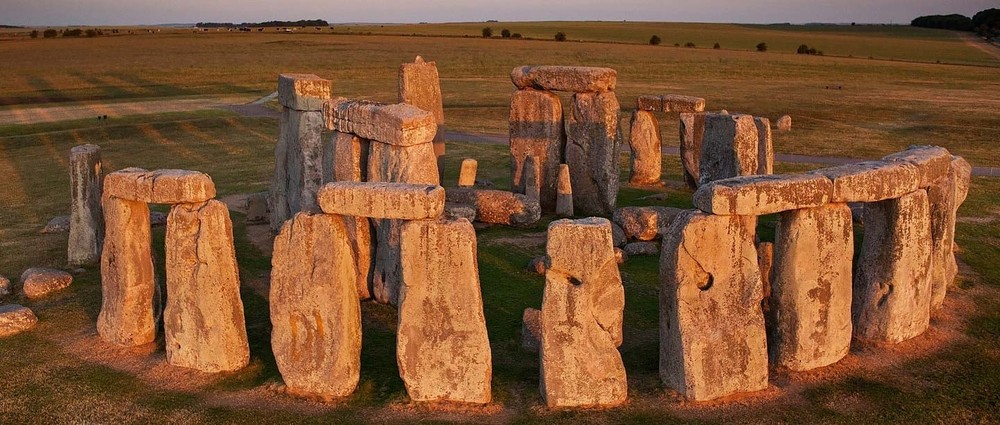 Bãi đá cổ Stonehenge là một địa điểm du lịch nổi tiếng nước Anh. Địa điểm này cũng gắn liền với nhiều bí ẩn khó giải mà giới khoa học đang "vắt óc" đi tìm lời giải. Trong số này, nổi tiếng là việc  5 du khách biến mất bí ẩn ở bãi đá cổ Stonehenge.