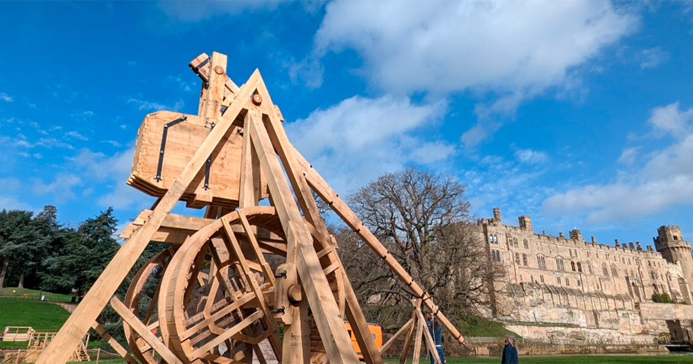  Máy bắn đá Trebuchet được cho là xuất hiện từ thế kỷ 6. Tuy nhiên, kể từ thế kỷ 12, vũ khí công thành này trở thành vũ khí phổ biến trên các chiến trường ở châu Á và châu Âu.