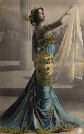 Mata Hari (tên thật Margaretha Geetruida Zelle) là một trong những  điệp viên 2 mang nổi tiếng nhất thế giới. Là một vũ nữ múa bụng khêu gợi sống vào những năm 1900, Mata Hari đi đến nhiều thành phố lớn ở châu Âu biểu diễn.