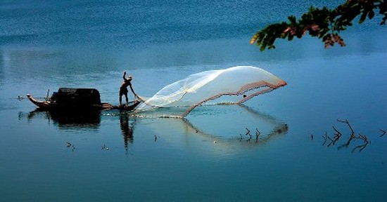 Vào những năm 1980, một ngư họ Trần sống tại một ngôi làng ở Trùng Khánh, Trung Quốc đã vô tình vớt được báu vật mà không hay biết. Vào một ngày, ông Trần mang lưới đo đạm cá trên sông Gia Lăng từ sáng sớm. Khi kéo lưới lên thấy nặng, ông cứ ngỡ bắt được nhiều cá. Tuy nhiên, sau khi thu lưới, ông nhận thấy đó là một  cột sắt.