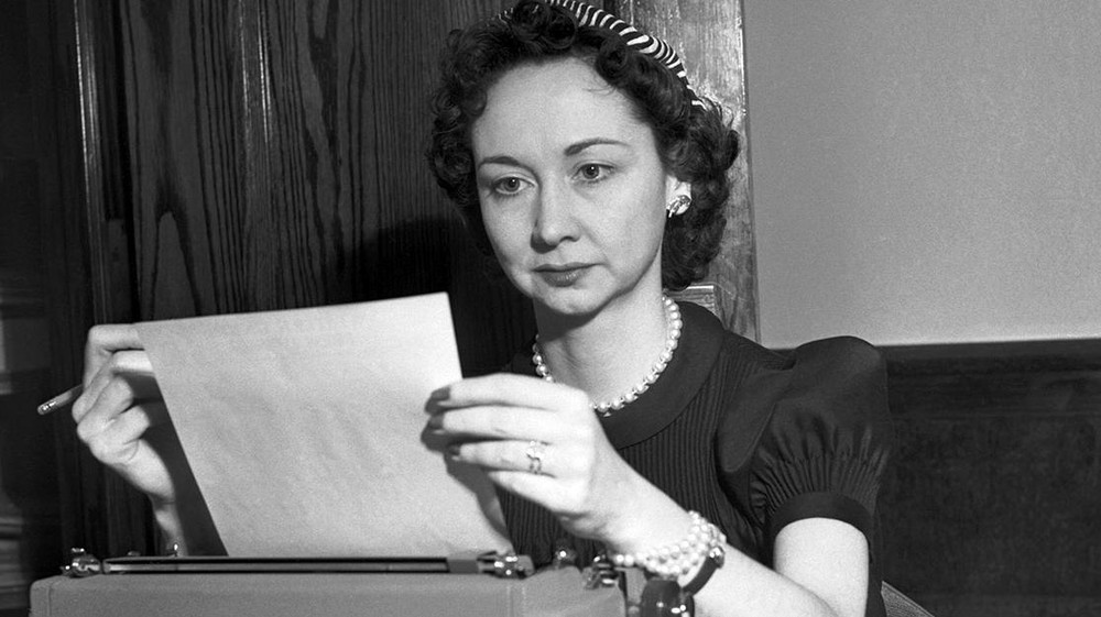 Sinh ngày 3/7/1913 tại Chicago, bang Illinois, Mỹ,  nữ nhà báo Dorothy Kilgallen bắt đầu sự nghiệp khi làm phóng viên cho tờ New York Evening Journal khi 18 tuổi. Tên tuổi của cô được biết đến nhiều hơn khi tham gia cuộc đua vòng quanh thế giới vào năm 1936. Bà là nữ thí sinh duy nhất tham gia cuộc đua này.