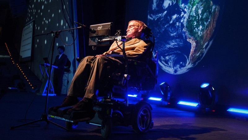 Nhà vật lý thiên tài người Anh Stephen Hawking không chỉ nổi tiếng với những nghiên cứu về vũ trụ, hố đen mà còn được nhiều người biết đến với một số tiên đoán về tương lai của nhân loại. Trong số này, ông từng khiến nhiều người "mất ăn mất ngủ" khi đưa ra  tiên tri về ngày tận thế.