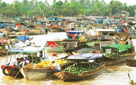 Trong số 6 điểm đến thú vị nhất ven bờ sông Mekong do tờ The Sydney Morning Herard gợi ý cho du khách, 3 địa điểm ở Việt Nam được đánh giá cao. Trong số này, chợ nổi Cái Bè là một địa điểm du lịch hút khách. Ảnh: SGGP.