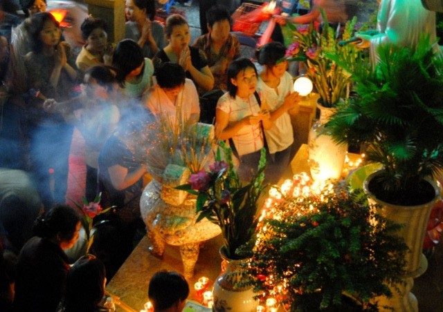 Theo giai thoại dân gian, vào  tháng 7 Âm lịch, Diêm Vương sẽ cho mở Quỷ Môn quan để các linh hồn ma quỷ không được thờ tự, phải sống lang bạt được trở về dương gian. Đến ngày 15 tháng 7 Âm lịch, tất cả quỷ hồn đều phải quay lại địa ngục khi Quỷ Môn đóng cửa.