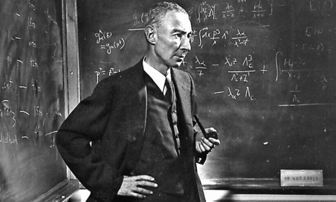 Sinh năm 1904 ở thành phố New York, Mỹ, " cha đẻ" bom nguyên tử Julius Robert Oppenheimer là con trai của một người nhập cư Đức gốc Do Thái.