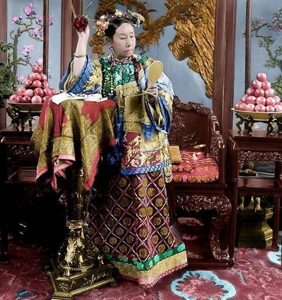  Từ Hy Thái hậu (1835-1908) là một trong những nhân vật có ảnh hưởng lớn nhất trong lịch sử nhà Thanh. Bà là phi tần của vua Hàm Phong và là mẹ của hoàng đế Đồng Trị.