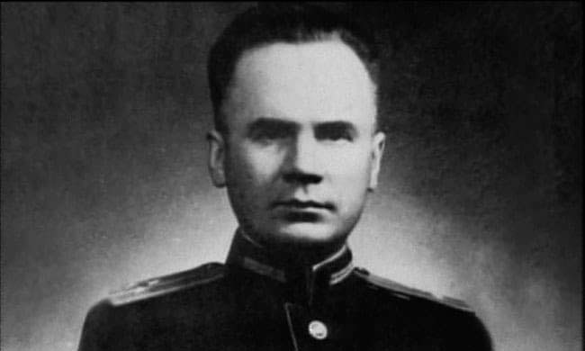 Sinh ngày 23/4/1919 tại thành phố Vladikavkaz, Nga,  điệp viên "ba mang" Oleg Penkovsky gia nhập Hồng quân Liên Xô vào năm 1937. Trong Thế chiến II, ông hoạt động trong vai trò sĩ quan pháo binh.