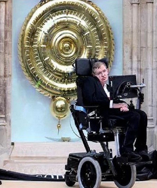  Thiên tài vật lý Stephen Hawking (1942 - 2018) là người đặt nền móng cho ngành vũ trụ học và là "cha đẻ" của lý thuyết hố đen phát ra bức xạ (tức bức xạ Hawking) được nhiều người biết đến.