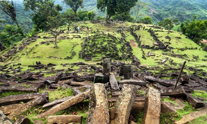  Kim tự tháp Gunung Padang mới được các chuyên gia tìm thấy bên dưới lòng đất, tại một sườn đồi trên đảo Tây Java, Indonesia. Theo họ, Gunung Padang có niên đại vượt xa những công trình lâu đời nổi tiếng như bãi đá cổ Stonehenge của Anh hay kim tự tháp Giza của Ai Cập. Điều này giúp kim tự tháp Gunung Padang trở thành công trình cổ xưa nhất do con người xây dựng.