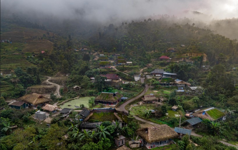 Thôn Xà Phìn (xã Phương Tiến, huyện Vị Xuyên, cách trung tâm  thành phố Hà Giang khoảng 20km), nằm ở độ cao hơn 1.000m so với mực nước biển, trên cung đường chinh phục dãy Tây Côn Lĩnh. Với đường lên đèo dốc chênh vênh khoảng 10km, nơi đây phù hợp với những du khách đam mê loại hình du lịch sinh thái, khám phá, trải nghiệm.