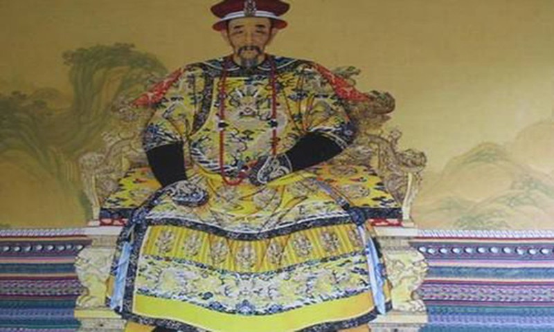 Hoàng đế Khang Hi (1654 - 1722) là vị vua thứ 4 của nhà Thanh và là một trong những nhà cai trị lỗi lạc nhất trong lịch sử phong kiến Trung Quốc. Ông trị vì đất nước trong 61 năm. Vào ngày 20/12/1722,  vua Khang Hi băng hà.