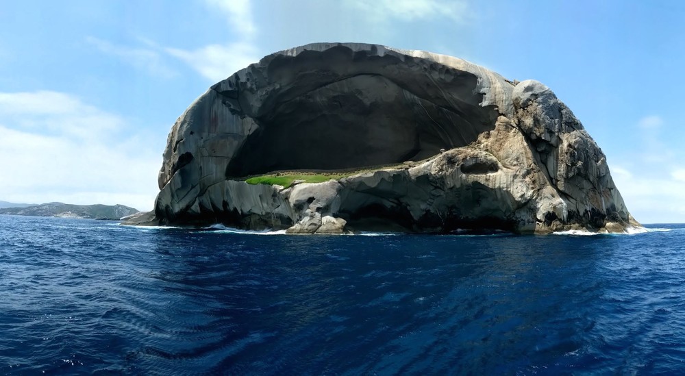 Đảo Skull Rock (hay còn gọi là đảo Cleft) là một trong những đảo đẹp nhất cũng như đón nhiều khách tham quan nhất ở công viên quốc gia Wilson Promontory.  Hòn đảo này nằm ngoài khơi bờ biển Victoria, thu hút mọi người bởi hình dáng độc đáo.