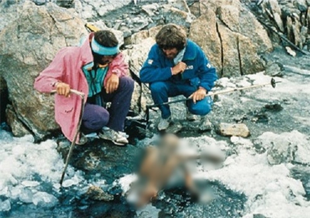 Năm 1991,  xác ướp người băng Otzi được phát hiện trên dãy Alps. Ban đầu, do xác ướp ở trong tình trạng nguyên vẹn nên người ta nghi ngờ đây là nạn nhân trong một vụ án mạng gần đây.